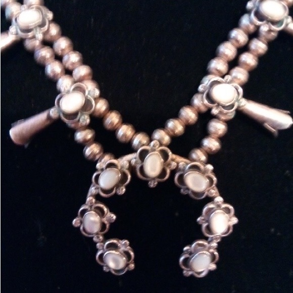 Mother of pearl squash blossom vintage Navajo in excellent condition - Picture 3 of 3